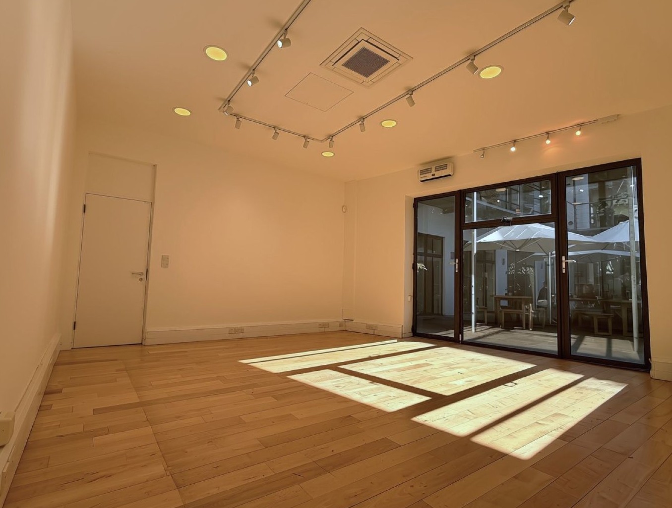Showroom 033-034